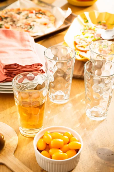 Friendly family dinner party preparation — Stock Photo, Image