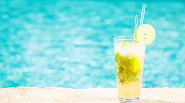 Bir resort havuz kenarında Mojito kokteyl. Lüks kavramı