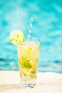Bir resort havuz kenarında Mojito kokteyl. Lüks kavramı