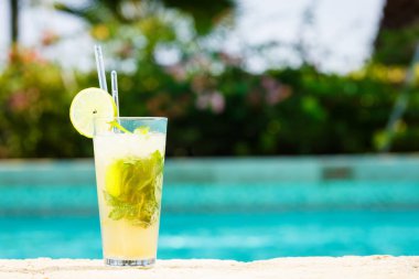 Bir resort havuz kenarında Mojito kokteyl. Lüks kavramı