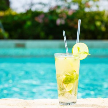 Bir resort havuz kenarında Mojito kokteyl. Lüks kavramı