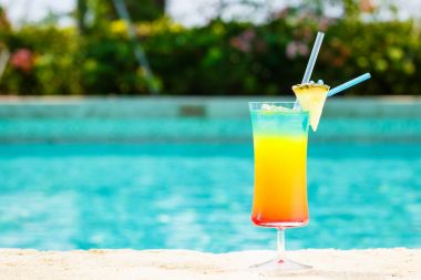 Gökkuşağı kokteyl bir resort havuz kenarında. Luxur kavramı