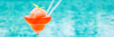 Çilek margarita kokteyl resort kaka kenarında dondurulmuş