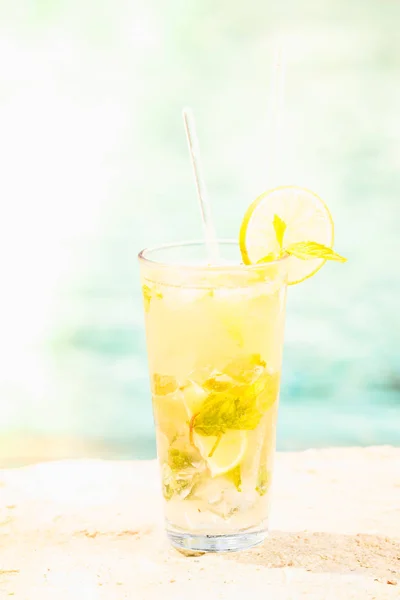 Cocktail Mojito ai bordi di una piscina del resort. Concetto di lusso — Foto Stock