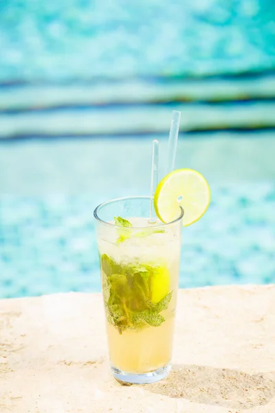 Cóctel Mojito en el borde de una piscina del resort. Concepto de lujo —  Fotos de Stock