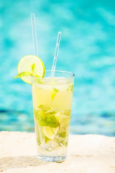 Mojito cocktail vid kanten av en resort pool. Begreppet lyx — Stockfoto