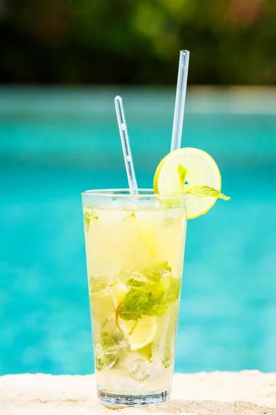 Coquetel de mojito na beira de uma piscina do resort. Conceito de luxo — Fotografia de Stock