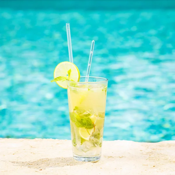 Cóctel Mojito en el borde de una piscina del resort. Concepto de lujo —  Fotos de Stock