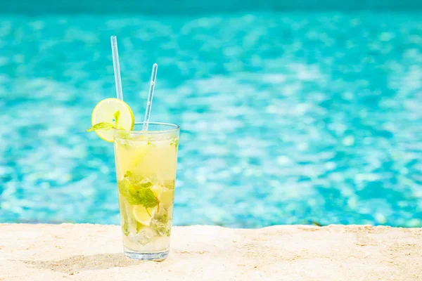 Mojito koktejl na okraji resort Bazén. Koncept luxusu — Stock fotografie