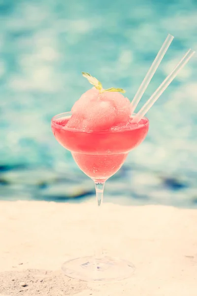 Cóctel de margarita de fresa congelada en el borde de una caca de resort —  Fotos de Stock