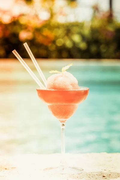 Замороженный коктейль из клубники и маргариты на краю курортного какашки — стоковое фото