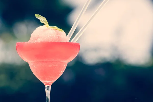 Bevroren aardbeien margarita cocktail aan de rand van een resort poep — Stockfoto
