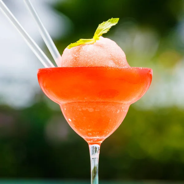 Frozen strawberry margarita cocktail at the edge of a resort poo — Stock Photo, Image