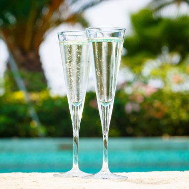 İki kadeh prosecco bir resort havuz kenarında. Kavramı 