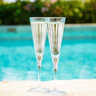 İki kadeh prosecco bir resort havuz kenarında. Kavramı 