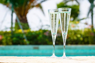 İki kadeh prosecco bir resort havuz kenarında. Kavramı 