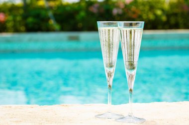 İki kadeh prosecco bir resort havuz kenarında. Kavramı 