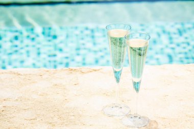 İki kadeh prosecco bir resort havuz kenarında. Kavramı 