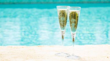 İki kadeh prosecco bir resort havuz kenarında. Kavramı 