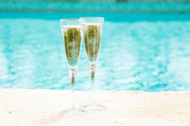 İki kadeh prosecco bir resort havuz kenarında. Kavramı 