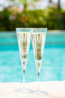İki kadeh prosecco bir resort havuz kenarında. Kavramı 