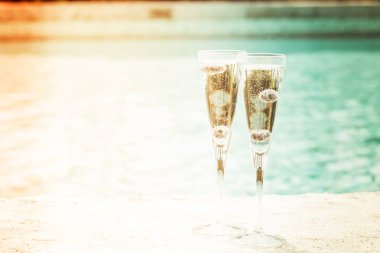 İki kadeh prosecco kokteyl, kenar o yaban mersini ile