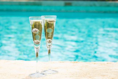 İki kadeh prosecco kokteyl, kenar o yaban mersini ile