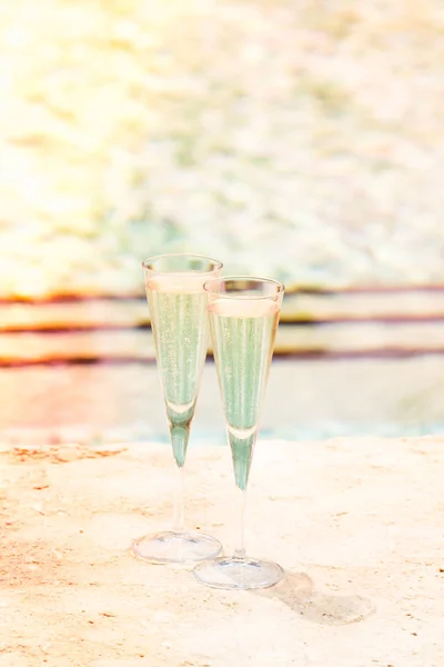 Deux verres de prosecco au bord d'une piscine. Concept — Photo