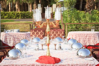 Özel durum tablo ayarını bir lüks açık restoranda