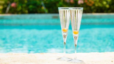 İki kadeh prosecco kokteyl ile turuncu berry edge o adlı