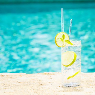 Bir resort havuz kenarında buzlu su. Lüks v kavramı