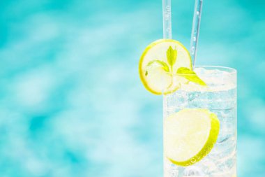 Bir resort havuz kenarında buzlu su. Lüks v kavramı