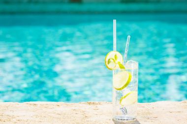 Bir resort havuz kenarında buzlu su. Lüks v kavramı