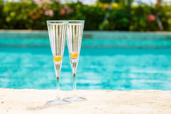 Dois copos de coquetel prosecco com laranja na borda o — Fotografia de Stock