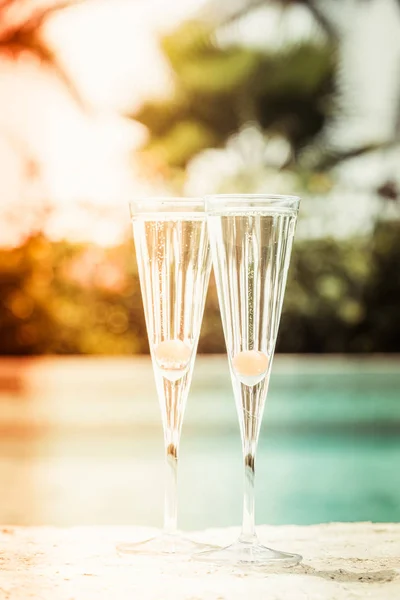 Twee glazen voor de prosecco cocktail met oranje bessen op de rand-o — Stockfoto