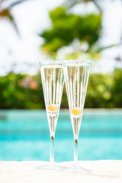 Two glasses of prosecco cocktail with orange berry at the edge o — Stock Photo, Image