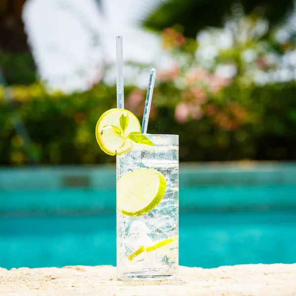 Acqua con ghiaccio sul bordo di una piscina del resort. Concetto di lusso v — Foto Stock