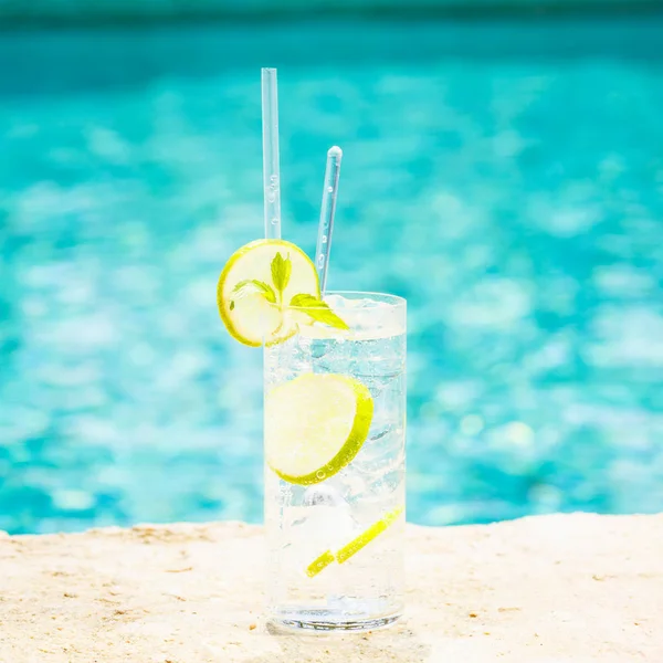 Acqua con ghiaccio sul bordo di una piscina del resort. Concetto di lusso v — Foto Stock