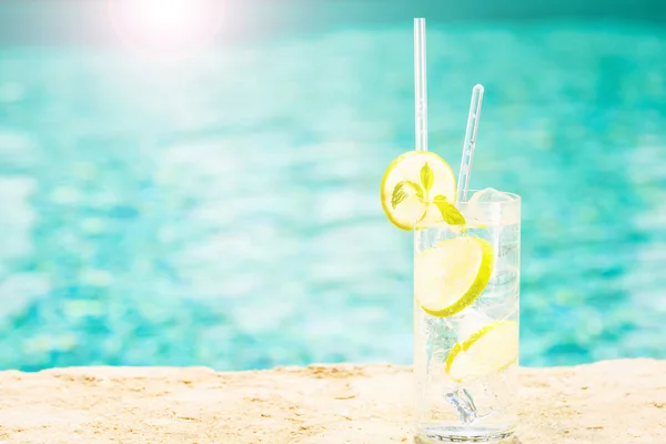 Water with ice at the edge of a resort pool. Concept of luxury v — Stock Photo, Image