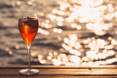 Gün batımında Aperol spritz ahşap bir iskele de. Lüks resort tatil