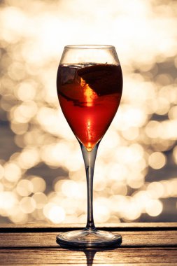 Gün batımında Aperol spritz ahşap bir iskele de. Lüks resort tatil