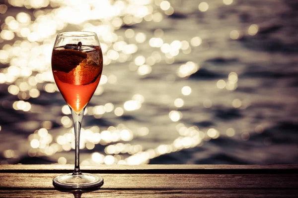 Gün batımında Aperol spritz ahşap bir iskele de. Lüks resort tatil — Stok fotoğraf