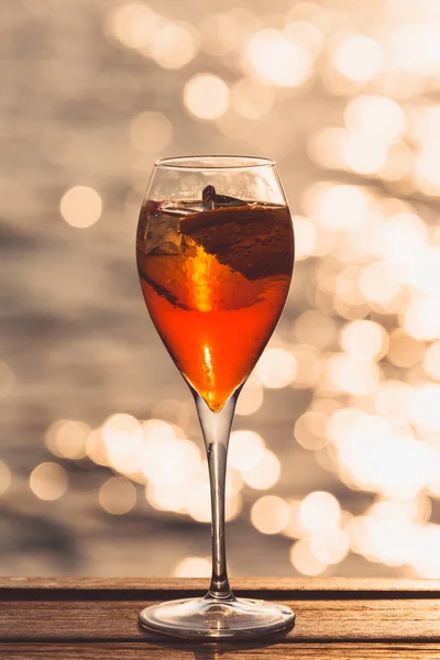 Spritz d'Aperol sur une jetée en bois au coucher du soleil. Vacances de luxe — Photo