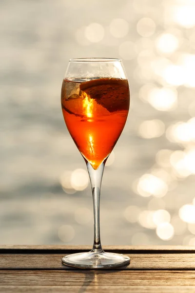 Aperol spritz at a wooden pier at sunset. Luxury resort vacation — Stock Photo, Image