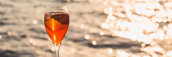 Aperol spritz op een houten pier bij zonsondergang. Luxe resort vakantie — Stockfoto