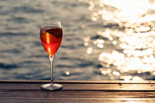 Aperol spritz op een houten pier bij zonsondergang. Luxe resort vakantie — Stockfoto