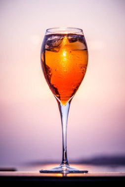 Gün batımında Aperol spritz ahşap bir iskele de. Lüks resort tatil