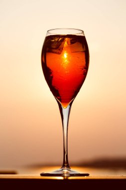 Gün batımında Aperol spritz ahşap bir iskele de. Lüks resort tatil