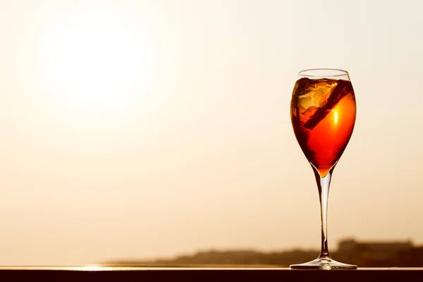 Aperol spritz op een houten pier bij zonsondergang. Luxe resort vakantie — Stockfoto