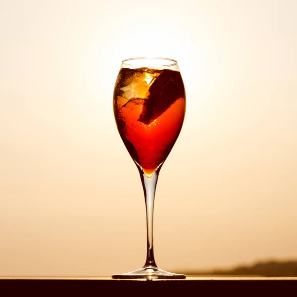 Aperol spritz at a wooden pier at sunset. Luxury resort vacation — Stock Photo, Image